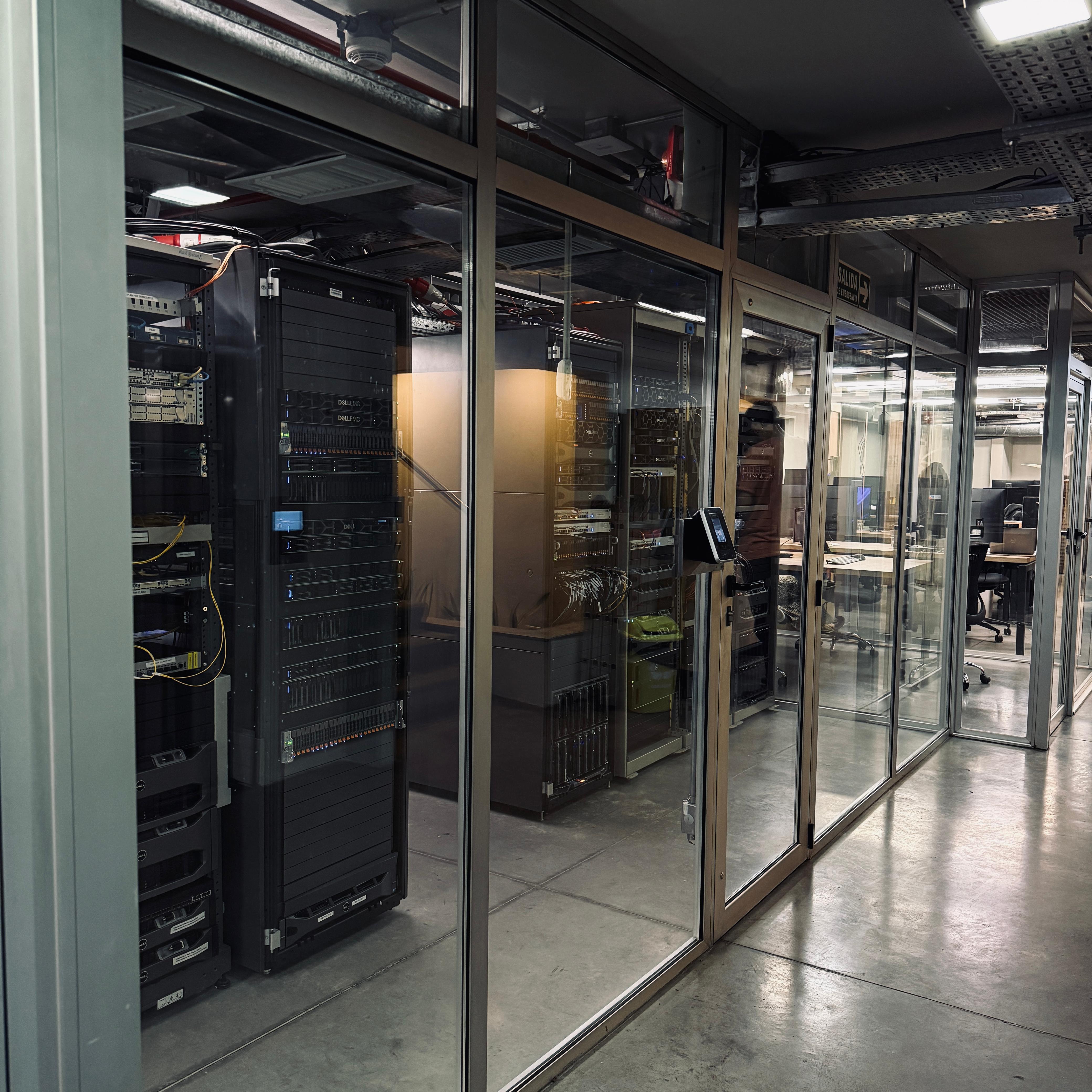 Infraestructura de servidores de NeuralSoft